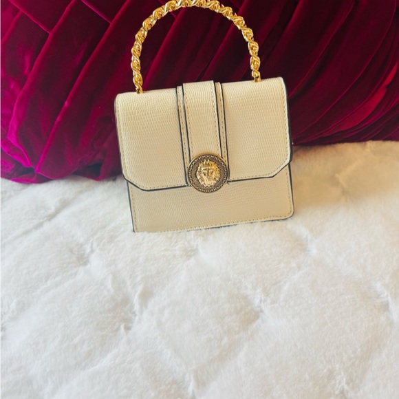 Elegant White Handbag with Gold Chain Handle - Picture 5 of 10